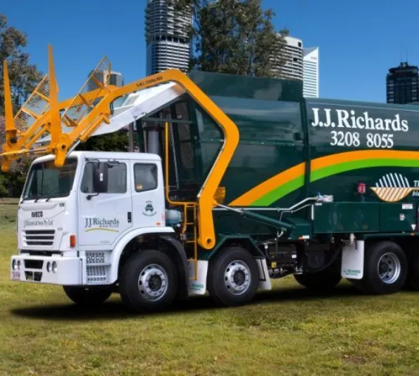 Side-loading waste collection truck with hydraulic lifting arm